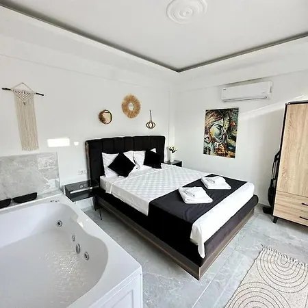 Βίλα Sleeps 2, Luxury With Private Pool - Awz 311